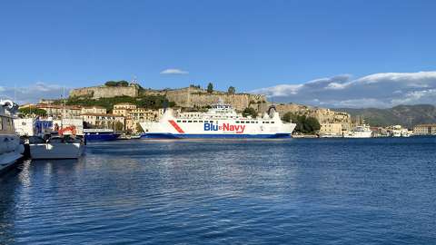 Komphajó Elba szigetére. Olaszország