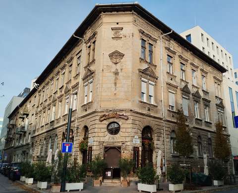 Budapest, Bókay János u. 52, Cintányéros borozó a sarkon