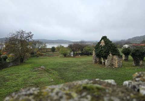 Ez a hely a volt bencés apátság első templomának romja, amely a XI. században, I. András király idején épült, közvetlenül az apátság alapítása után (1055 körül).