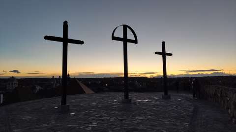 Alkonyat után az egri várban