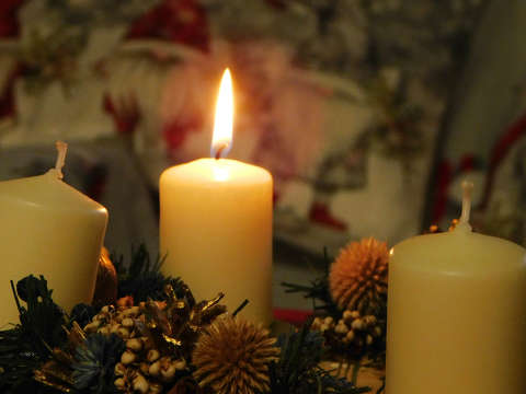 Az ünnepvárás csendjében jó egy pillanatra megállni,
megengedni, hogy a melegség, a fény és a remény
lassan betöltse a napot.