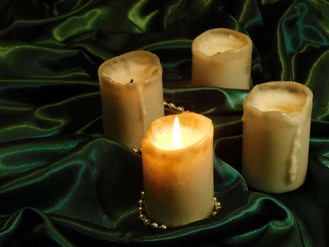 Ma fellobbant az első adventi gyertya fénye.