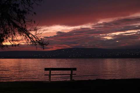 Alkonyat fényei Balatonfűzfőn.