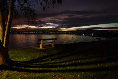 Lassan vége a napnak. Esti fények és színek a parton.