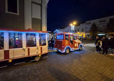 Baja, karácsonyi dekoráció, vonat