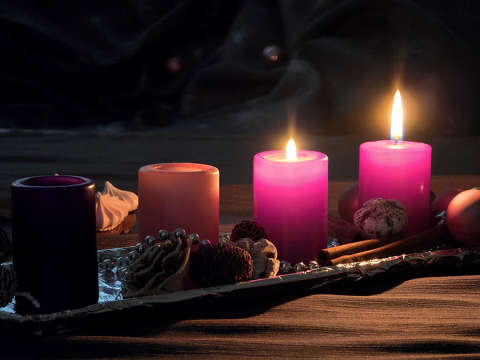 Ma a második gyertya fénye gyúl.
Csendesen emlékeztet arra, hogy a hit apró lángja is be tudja világítani a napjainkat.