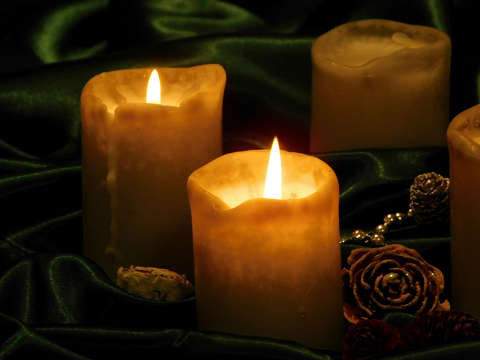 Ma a második gyertya fénye gyúl.
Csendesen emlékeztet arra, hogy a hit apró lángja is be tudja világítani a napjainkat.