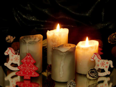 Ma a második gyertya fénye gyúl.
Csendesen emlékeztet arra, hogy a hit apró lángja is be tudja világítani a napjainkat.