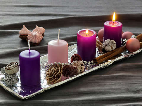 Ma a második gyertya fénye gyúl.
Csendesen emlékeztet arra, hogy a hit apró lángja is be tudja világítani a napjainkat.