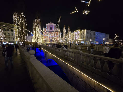 Szlovénia, Ljubljana karácsonyi hangulat - A Három híd és a rózsaszín ferences templom pedig a mese legszebb fejezete.