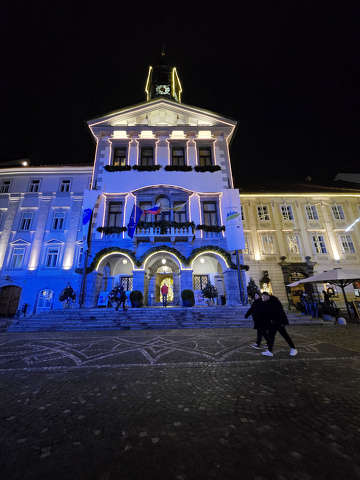 Szlovénia, Ljubljana ünnepi fényben ragyogó Városházája