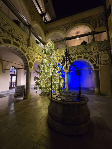 Szlovénia, Ljubljana ünnepi fényben ragyogó Városházájának udvara