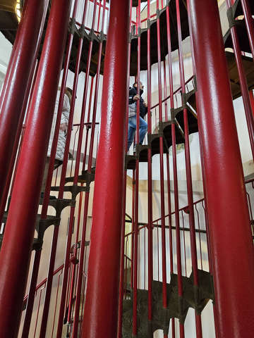 Szlovénia, Ljubljanai vár - az őrtoronyba vezető vörös, kovácsoltvas csigalépcső körülbelül száz lépésből áll.