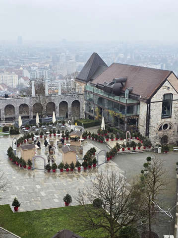 Szlovénia, Ljubljana - A vár udvara mesés karácsonyi díszben ragyogott.
