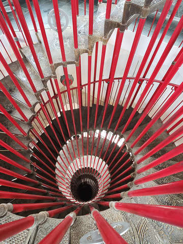 Szlovénia, Ljubljanai vár - az őrtoronyba vezető vörös, kovácsoltvas csigalépcső körülbelül száz lépésből áll.