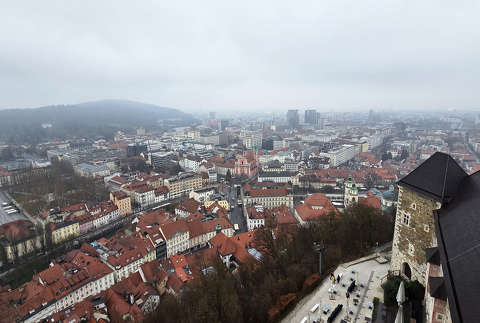 Szlovénia, Ljubljana a ködben.