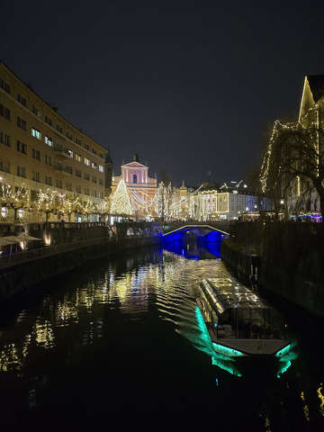 Szlovénia, Ljubljana, folyó, ünnepi fények, Ferencesek temploma