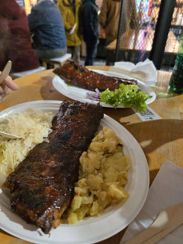A vásári forgatag közepén egy tekintélyes méretű BBQ oldalas - Ljubljana, Szlovénia.