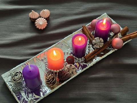 A harmadik gyertya rózsaszín fénye: örülni a családnak, a csendnek, a készülődés meghittségének.