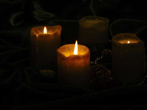 A harmadik gyertya  fénye: örülni a családnak, a csendnek, a készülődés meghittségének.