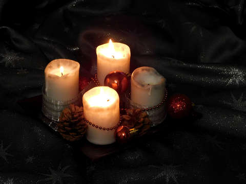 A harmadik gyertya fénye: örülni a családnak, a csendnek, a készülődés meghittségének.