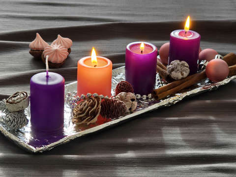 A harmadik gyertya rózsaszín fénye: örülni a családnak, a csendnek, a készülődés meghittségének.