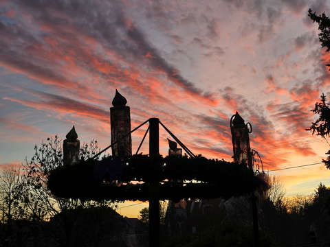 Adventkoszorú a lemenő nap fényében