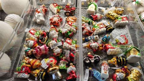 karácsony, karácsonyi dekoráció, karácsonyfadíszek angyal, gomba, méhecske, vonat, csizma, Mikulás motor, házikó, traktor,tél