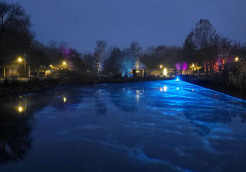Veszprém, ünnepi fények a Kolostorok és Kertek parkban.