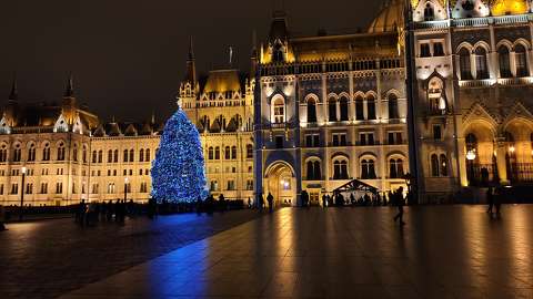 Karácsonyfa és betlehemi jászol az Országháznál