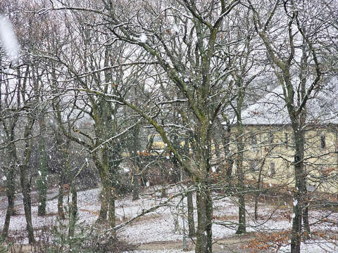 Esik a hó nagy csomóban