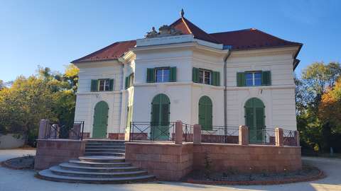 Tata, Angolkert, Nyári lak