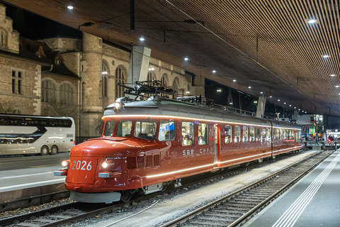 Az SBB (Svájci Szövetségi Vasutak) „Churchill” luxus, történelmi motorvonata Zürich Hbf.-on 2025. XII. 31-én