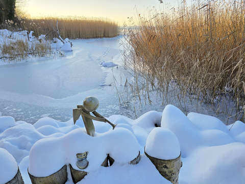 Balatonfűzfő, Balaton, Parti sétány, miniszobor - P. Kovács Péter alkotása.
