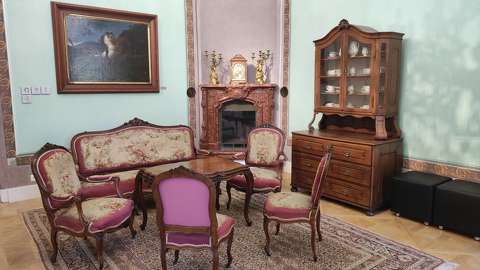 Tata, Esterházy-kastély, antik bútor, festmény, óra, gyertyatartó