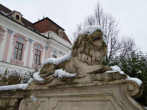 Gödöllő. Hóbundában a kastély előtti oroszlán.