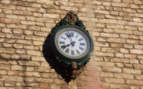 óra Velence egyik falán