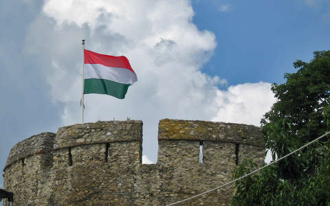 Zászlónk a Barbakánon - Pécs