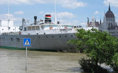 budapest hajó magyarország országház