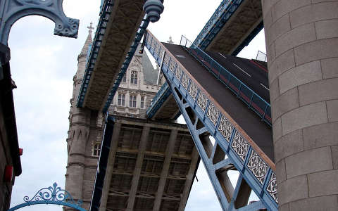 Tower Bridge felnyitása, London, Anglia