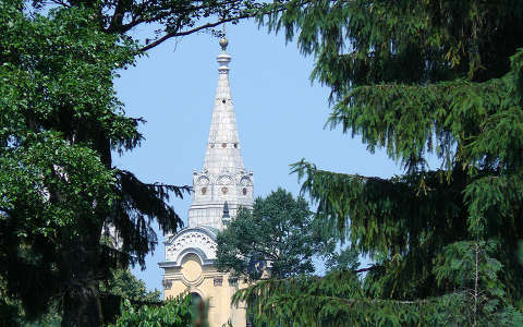 Zirci templomtorony az arborétumból nézve.