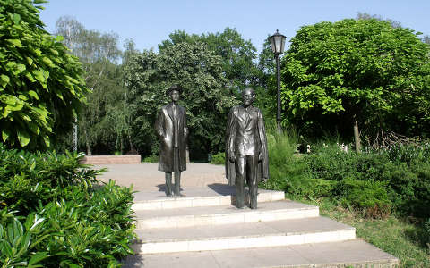Magyarország, Dunaújváros, Bartók és Kodály szobra a Petőfi ligetben