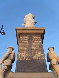 A II. Vilagháborúban elhunyt angol katonák emlékműve. Milford Haven, Wales, Nyugat Britannia