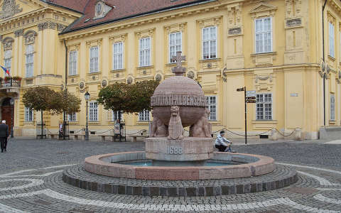 Székesfehérvár  -Országalma- háttérben a Püspöki Palota
Fotó: Kőszály