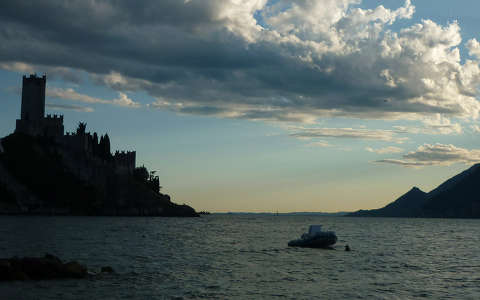 Olaszország, Garda-tó, Malcesine-i vár esti fényben