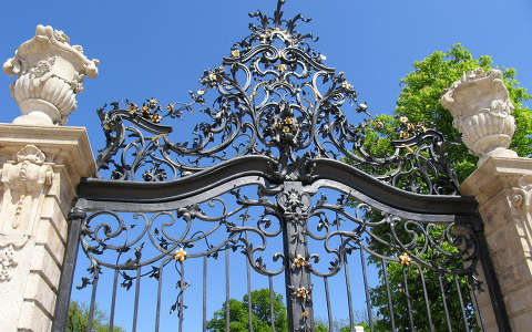 A kastély bejárati kapuja, Fertőd, Magyarország