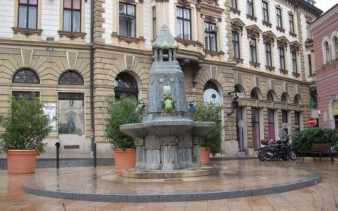 Pécs- Széchenyi tér-Zsolnay kút Fotó: Kőszály