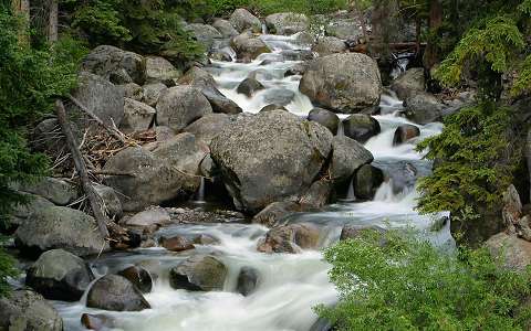kövek és sziklák patak