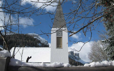 A falu tornya, Corvara, Olasz Alpok