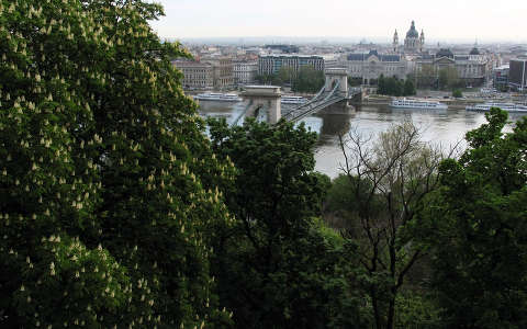 A Lánchíd, háttérben a Parlament, Budapest, Magyarország